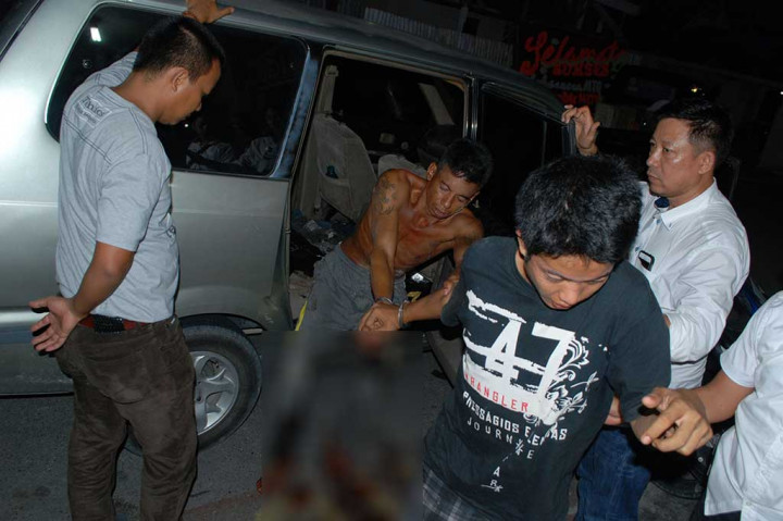 Petugas kepolisian membawa pelaku pembobol mesin ATM ke Rumah Sakit Bhayangkara Polda Riau di Pekanbaru, Riau, Senin (4/4/2016) malam.