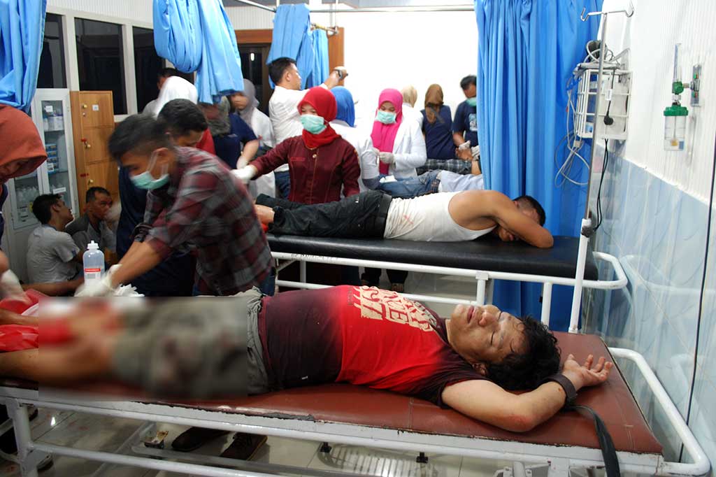 Tim medis berusaha mengeluarkan proyektil dari kaki delapan komplotan pelaku perampok mesin ATM di RS Bhayangkara Polda Riau.