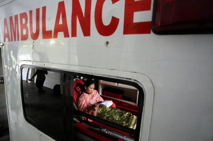 Seorang Siswa di Blitar Kerjakan UN di Ambulans