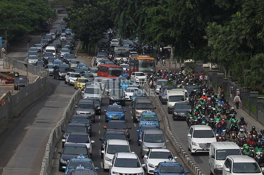 Pemprov DKI Jakarta melakukan uji coba penghapusan kebijakan '3 in 1'
selama tujuh hari pada 5-8 April dan 11-13 April di Jalan Sisingamangaraja, Jalan Jenderal Sudirman, Jalan MH Thamrin, Jalan Medan Merdeka Barat dan sebagian Jalan Jenderal Gatot Subroto.