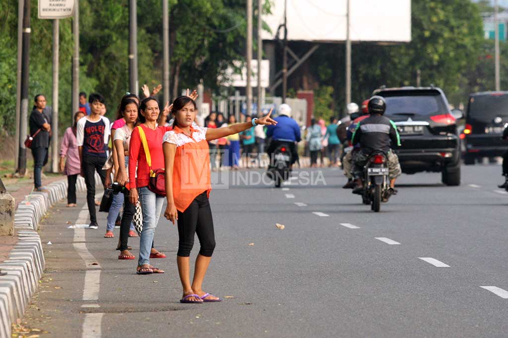 Sejumlah joki 3 in1 menawarkan jasa tumpangan kepada pengguna kendaraan roda empat yang melintas, Selasa (29/3/2016) lalu.