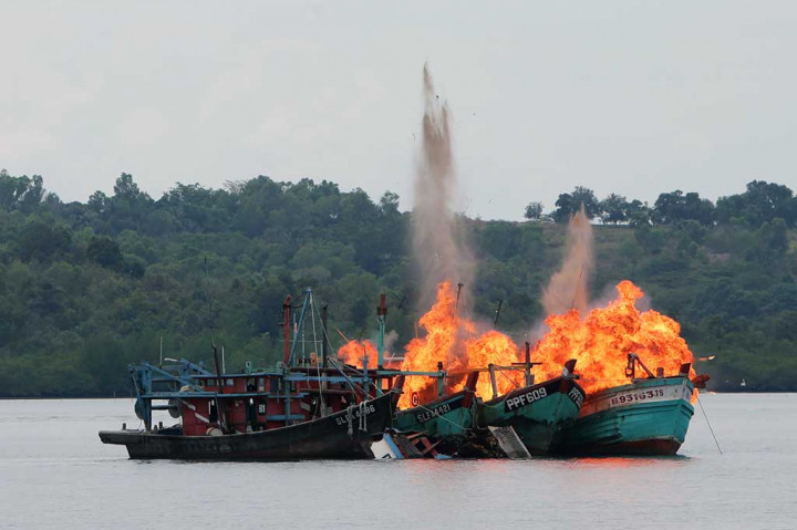 Kementerian Kelautan Ledakkan Puluhan Kapal Illegal Fishing