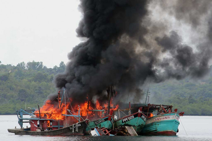 Kementerian Kelautan Ledakkan Puluhan Kapal Illegal Fishing