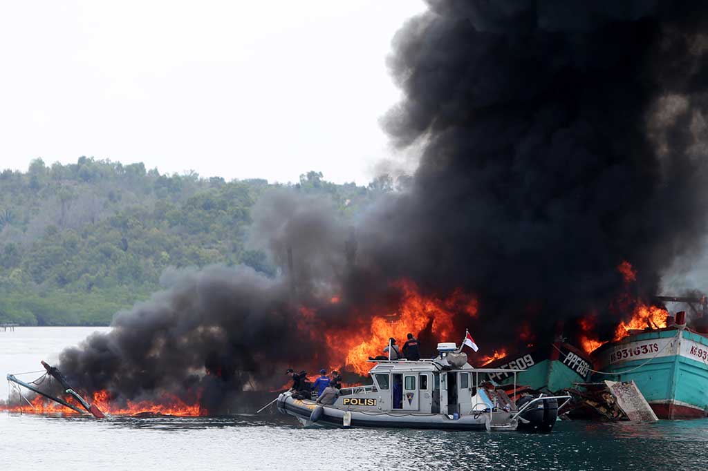 Kementerian Kelautan Ledakkan Puluhan Kapal Illegal Fishing