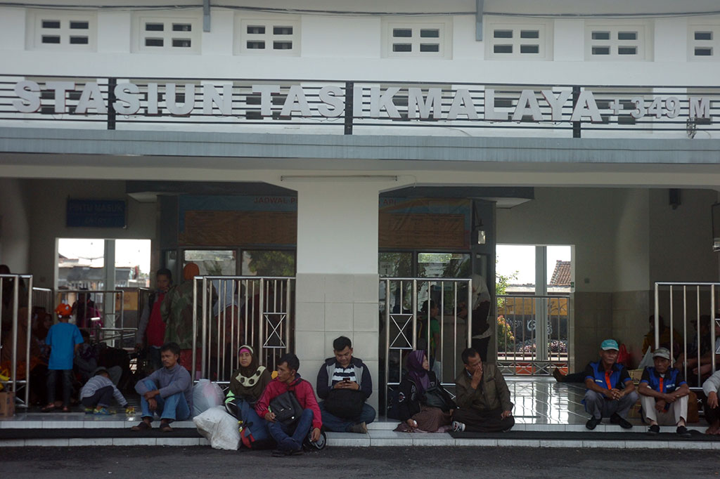 Sejumlah penumpang menunggu keberangkatan di Stasiun Tasikmalaya, Jawa Barat, Selasa (5/4/2016).
