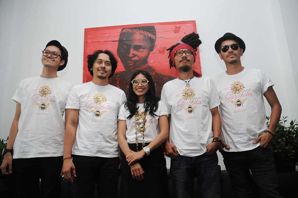 Duo folk ballad Endah (kiri), Rhesa (tengah), bersama trio folk blues Dialog Dini Hari, Deny (kedua kiri), Dadang (kedua kanan) dan Orah ( kanan) berpose seusai konferensi pers jelang Konser Parahita di Jakarta, Selasa (5/4/2016). 