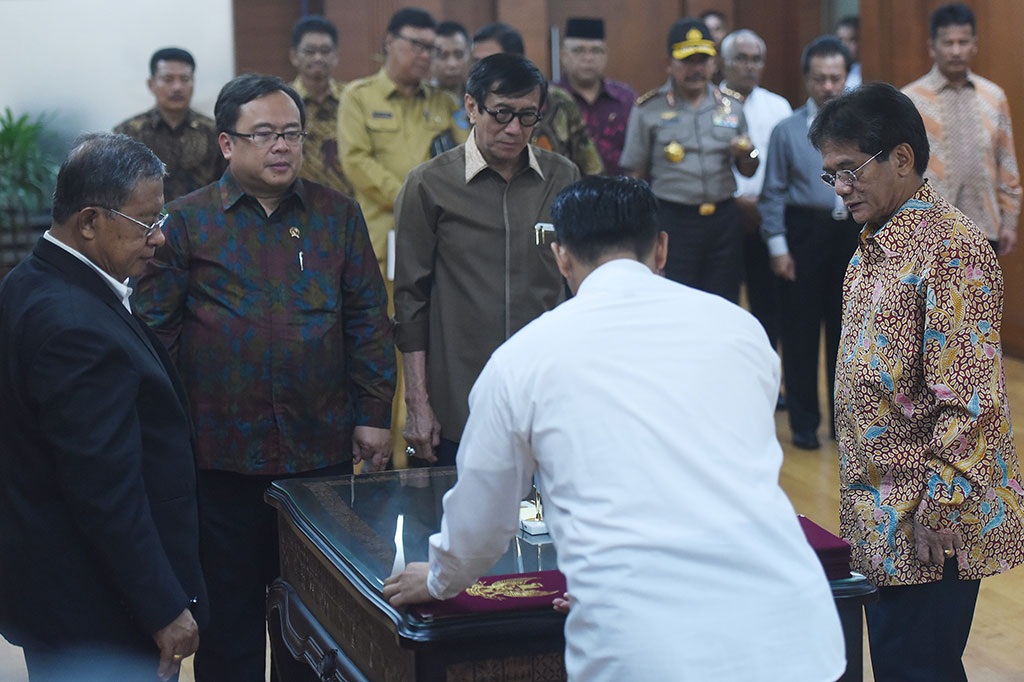 Ketua Badan Pengusahaan Kawasan Perdagangan Bebas dan Pelabuhan Bebas Batam (BP Batam) Hatanto Reksodipoetro (kanan) bersiap menandatangani berkas pelantikan disaksikan Menko Perekonomian Darmin Nasution (kiri), Menkeu Bambang Brodjonegoro (kedua kiri) dan Menkumham Yasonna S Laoly (ketiga kiri) saat pelantikan pengurus BP Batam
