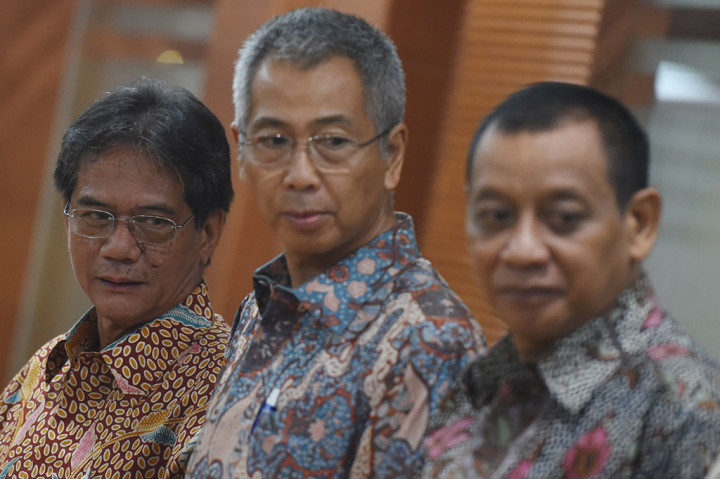 Ketua Badan Pengusahaan Kawasan Perdagangan Bebas dan Pelabuhan Bebas Batam (BP Batam) Hatanto Reksodipoetro (kiri) bersama Wakil Ketua Agus Tjahajana Wirakusumah (tengah) dan Deputi BP Batam Sigit Priadi Pramudito (kanan) mengikuti upacara pelantikan pengurus BP Batam