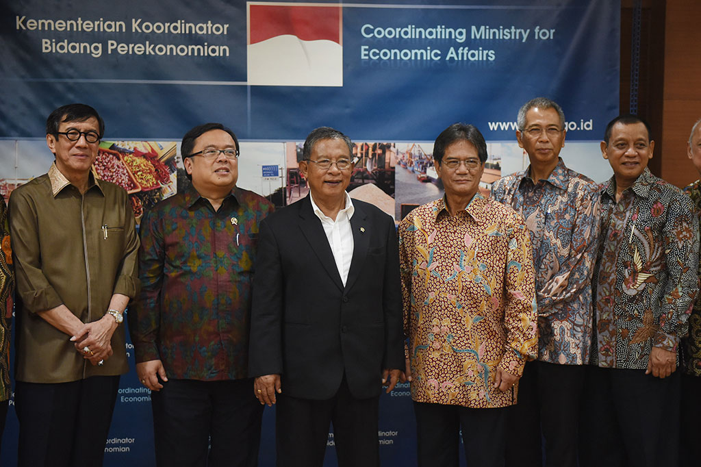Darmin Nasution (tengah) bersama Menkeu Bambang Brodjonegoro (kedua kiri) dan Menkumham Yasonna S Laoly (kiri) foto bersama Ketua Badan Pengusahaan Kawasan Perdagangan Bebas dan Pelabuhan Bebas Batam (BP Batam) Hatanto Reksodipoetro (ketiga kanan), Wakil Ketua BP Batam Agus Tjahajana (kedua kanan) dan Deputi BP Batam Sigit Priadi Pramudito (kanan) seusai pelantikan pengurus BP Batam