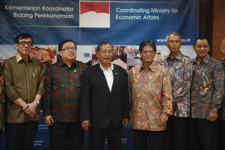 Darmin Nasution (tengah) bersama Menkeu Bambang Brodjonegoro (kedua kiri) dan Menkumham Yasonna S Laoly (kiri) foto bersama Ketua Badan Pengusahaan Kawasan Perdagangan Bebas dan Pelabuhan Bebas Batam (BP Batam) Hatanto Reksodipoetro (ketiga kanan), Wakil Ketua BP Batam Agus Tjahajana (kedua kanan) dan Deputi BP Batam Sigit Priadi Pramudito (kanan) seusai pelantikan pengurus BP Batam