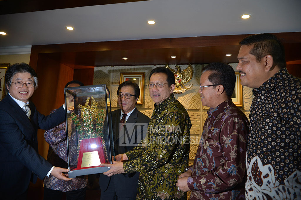 Ketua DPD Irman Gusman (tengah) didampingi Ketua BKSAP Iqbal Parewangi (kedua dari kanan) dan Ketua Komite II DPD Parlindungan Purba menerima Mahkota Emas Chonma-chong dari Ketua Tim Penelitian dan Pengembangan Agribisnis Korea Kwan Eung Lee (kiri), serta President of GNB Biotech Seoul National University Korea Young Joon Ahn (kedua kiri)