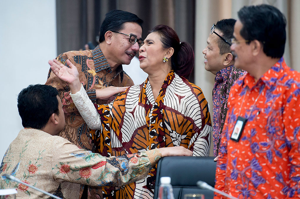 Menteri ATR/Kepala BPN Ferry Mursyidan Baldan (kedua kiri) berbincang dengan Menteri Kelautan dan Perikanan Susi Pudjiastuti (tengah) disaksikan Kepala BNP2TKI Nusron Wahid (kiri), Kepala KEIN Soetrisno Bachir (kedua kanan) dan Kepala BPS Suryamin (kanan) sebelum mengikuti sidang kabinet paripurna 