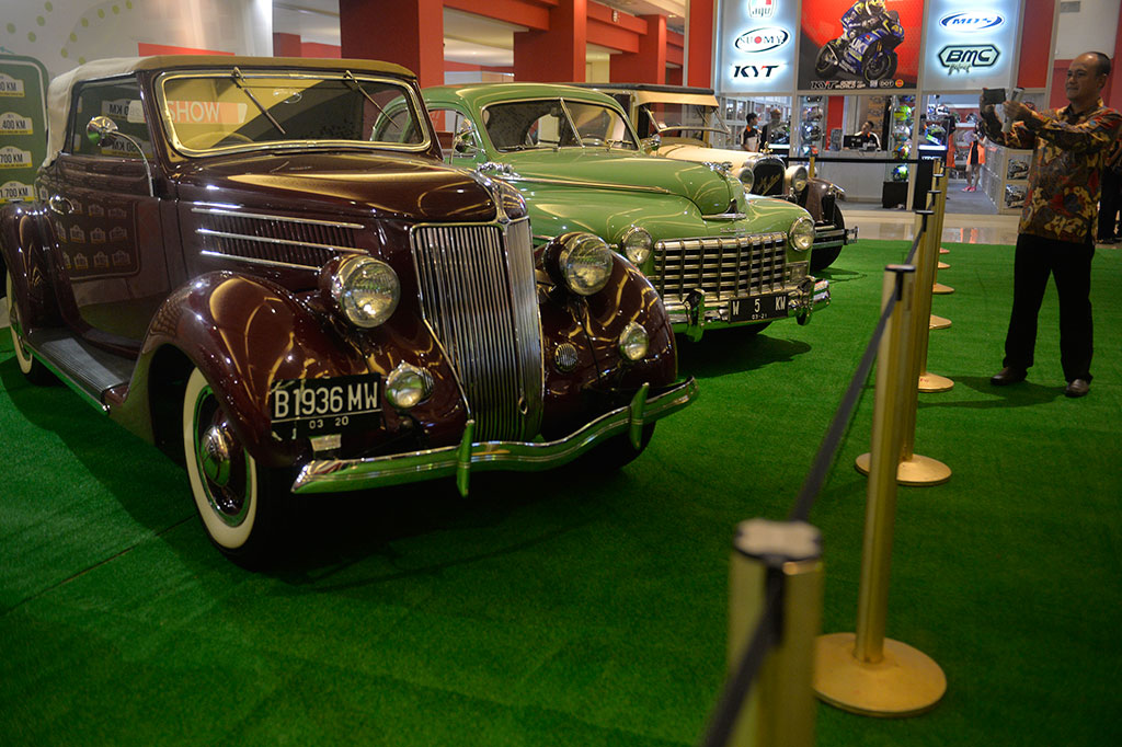 Pengunjung mengabadikan mobil antik pada Indonesia International Motor Show (IIMS) 