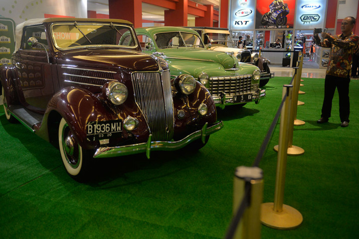 Pengunjung mengabadikan mobil antik pada Indonesia International Motor Show (IIMS) 