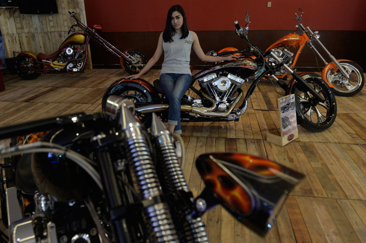 Penjaga stan duduk di motor costum buatan Amerika 