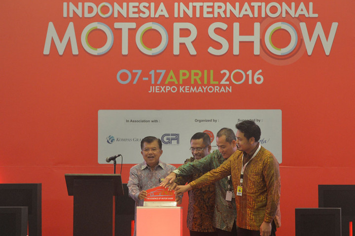 Wapres Jusuf Kalla didampingi Menteri Perindustrian Saleh Husin (kedua kiri), Presdir PT Dyandra Media International Tbk. Liliek Oetama (kedua kanan) dan Presdir Dyandra Promosindo Ery Erlangga (kanan) menekan tombol saat membuka pameran otomotif IIMS 2016
