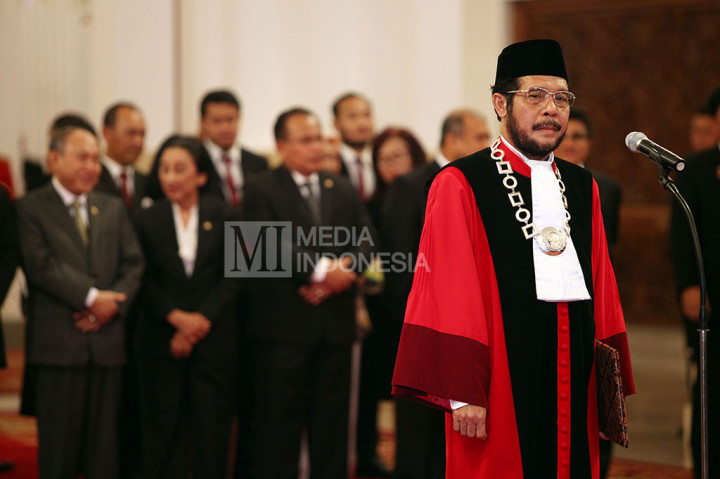 Anwar Usman Ucapkan Sumpah di Depan Presiden