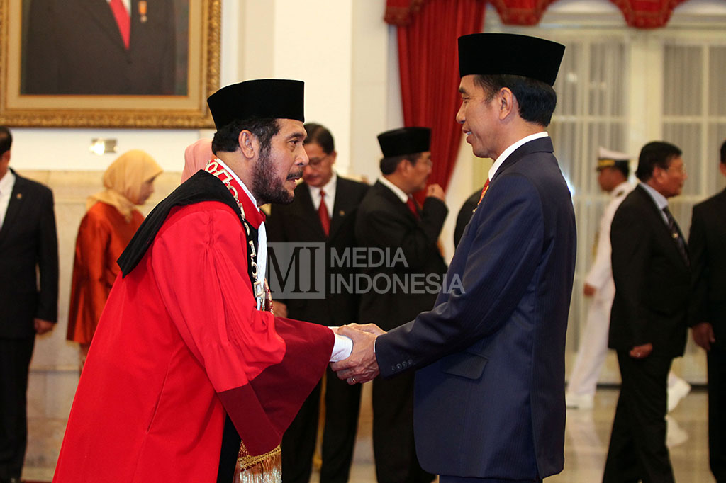 Anwar Usman Ucapkan Sumpah di Depan Presiden