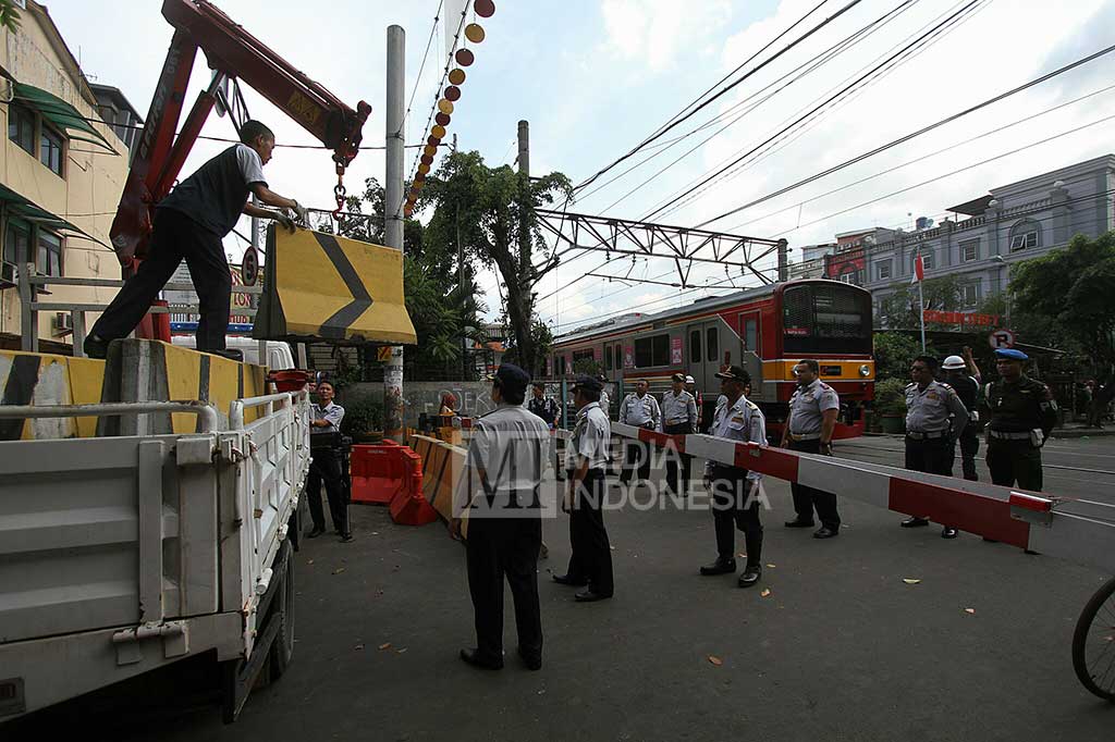Hindari Kecelakaan, Pintu Perlintasan KA Tebet Ditutup