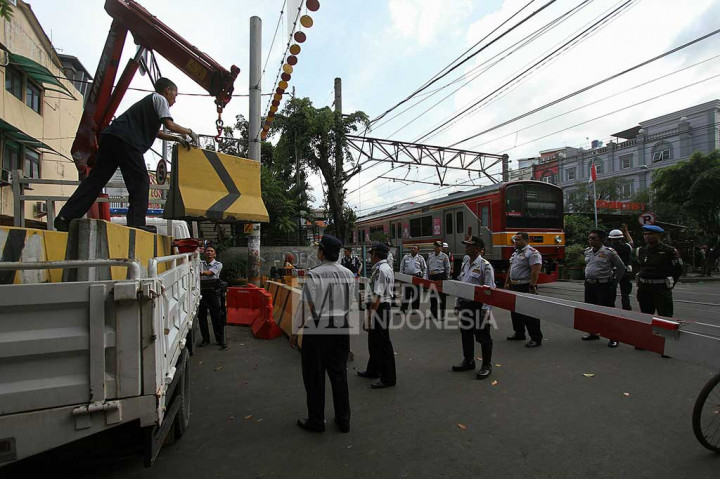 Hindari Kecelakaan, Pintu Perlintasan KA Tebet Ditutup