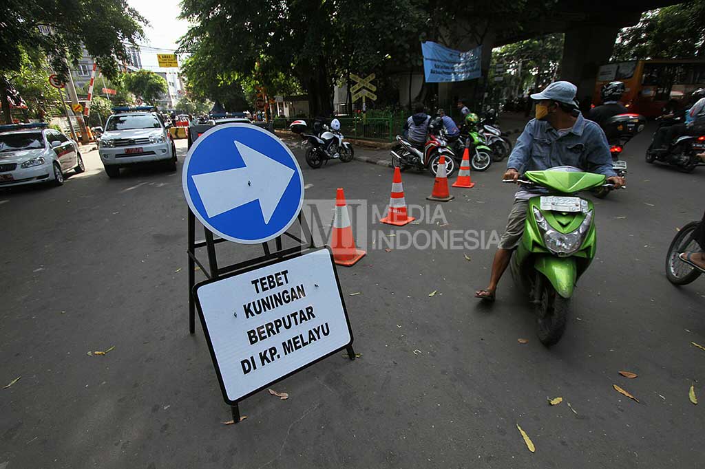 Hindari Kecelakaan, Pintu Perlintasan KA Tebet Ditutup