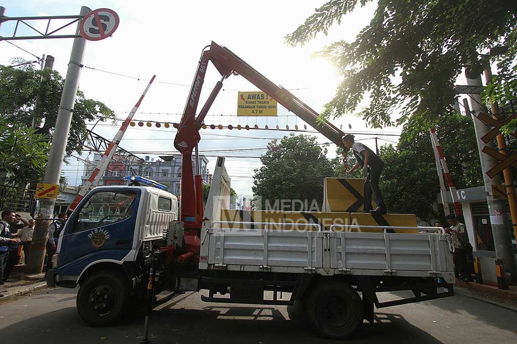 Hindari Kecelakaan, Pintu Perlintasan KA Tebet Ditutup
