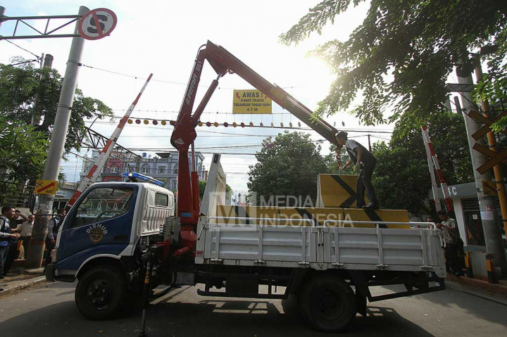 Hindari Kecelakaan, Pintu Perlintasan KA Tebet Ditutup