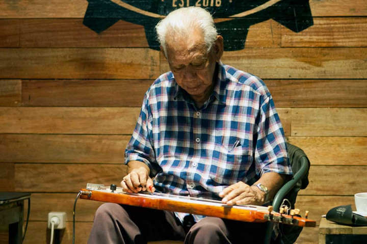 Bing Leiwakabessy, Maestro Musik Hawaiian Indonesia