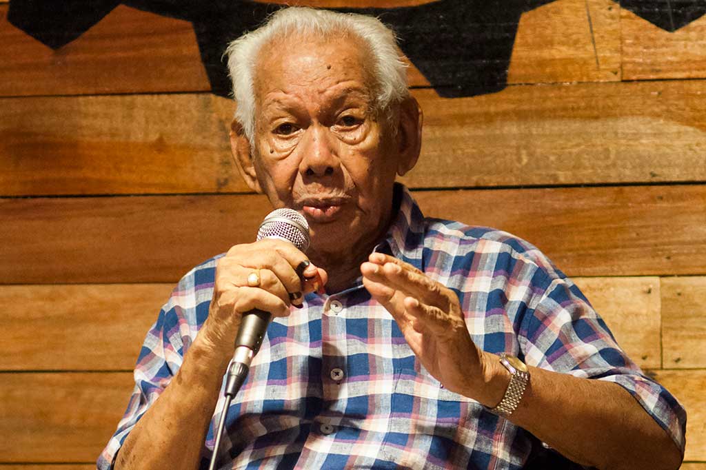 Bing Leiwakabessy tengah menceritakan kiprahnya dalam bermusik.