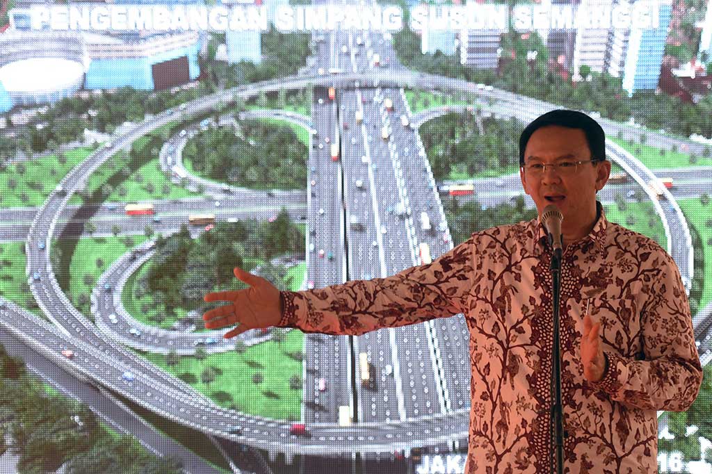 Gubernur DKI Jakarta Basuki Tjahaja Purnama menjelaskan proyek jembatan layang simpang susun Semanggi dalam acara groundbreaking.
