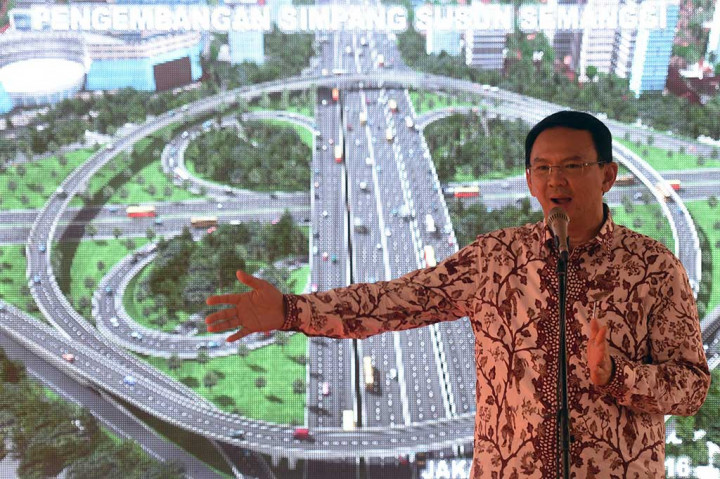 Gubernur DKI Jakarta Basuki Tjahaja Purnama menjelaskan proyek jembatan layang simpang susun Semanggi dalam acara groundbreaking.
