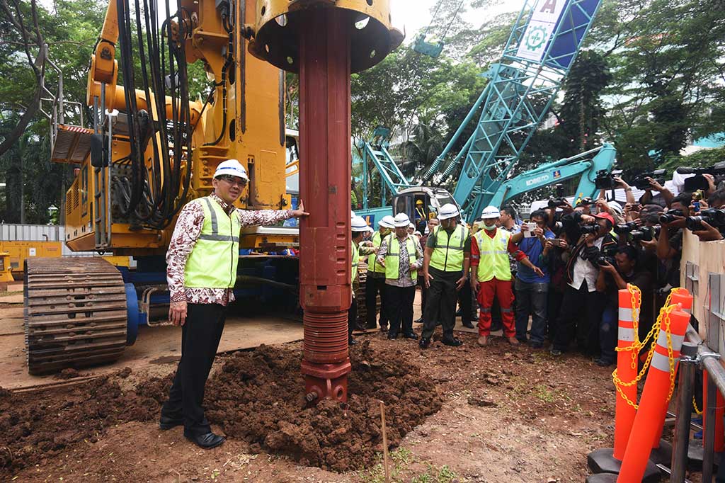 Ahok memegang mesin bor usai meresmikan proyek jembatan layang simpang susun Semanggi.