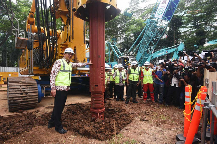Ahok memegang mesin bor usai meresmikan proyek jembatan layang simpang susun Semanggi.