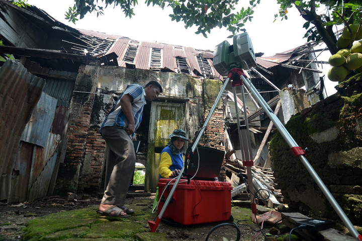 Petugas 3D laser scanner Balai Pelestarian Cagar Budaya Jambi merekam kondisi bangunan cagar budaya Rumah Batu Pangeran Wiro Kusumo.