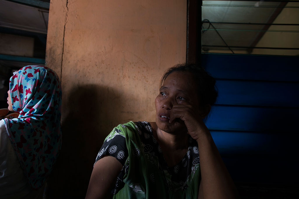 Warga mengusap air mata saat menceritakan nasibnya yang tidak mendapat ganti rugi dari revitalisasi Kawasan Luar Batang