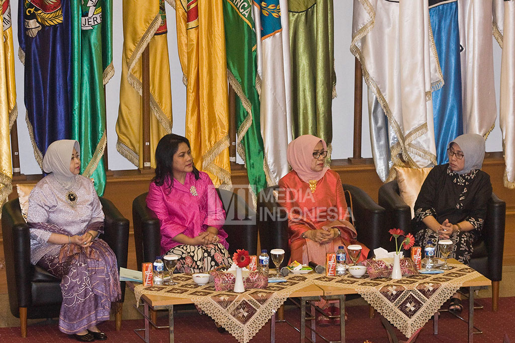 Ibu Negara Iriana Joko Widodo (kedua kiri) bersama Dewan Pembina Organisasi Ibu Mufidah Jusuf Kalla (kedua kanan) dan Ketua Penggerak PKK Erni Guntarti Thajho Kumolo (kiri), Sekretaris OASE KK Siti Faridah Pratikno (kanan) 