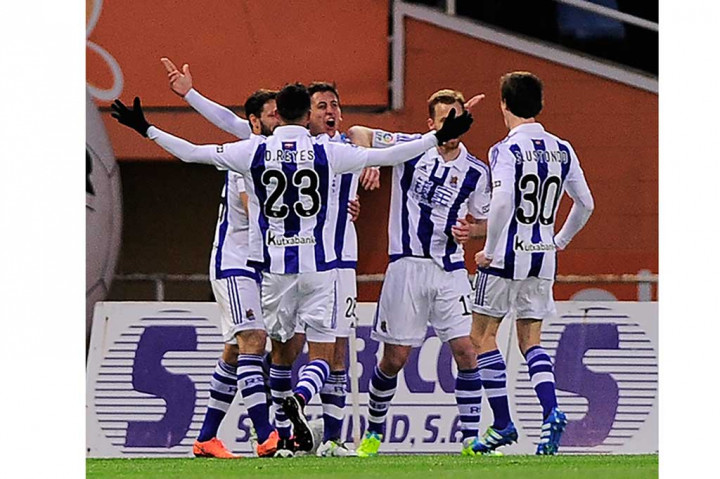 Mikel Oyarzabal meluapkan kegembiraan bersama rekan-rekan setimnya usai mencetak gol ke gawang Barcelona pada menit ke-5.
