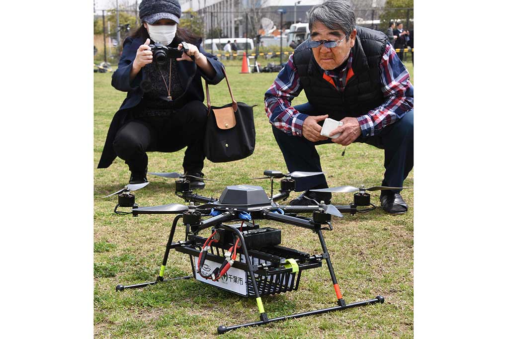 Warga tengah melihat drone yang diuji coba.