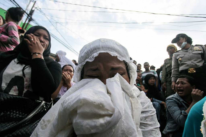 Warga Kampung Luar Batang berdoa saat pemukimannya akan dibongkar oleh petugas.