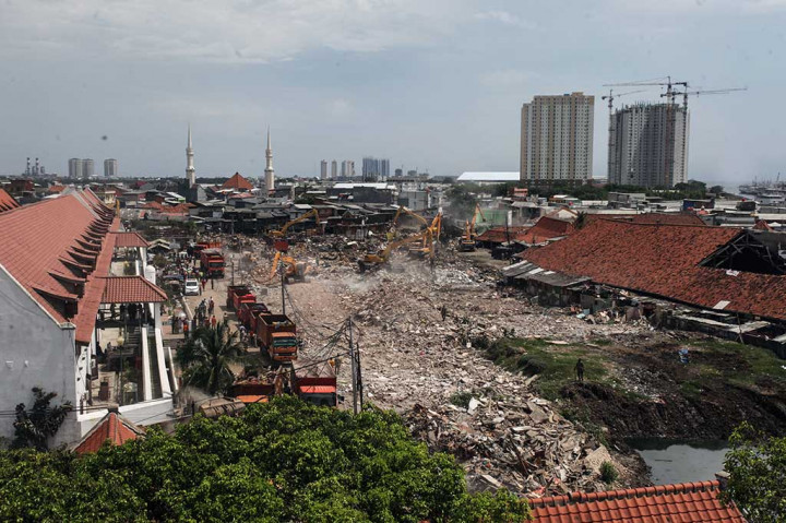 Petugas Bongkar Permukiman Kampung Luar Batang
