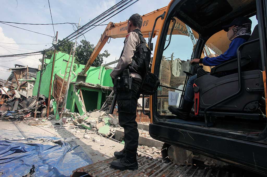 Petugas Bongkar Permukiman Kampung Luar Batang