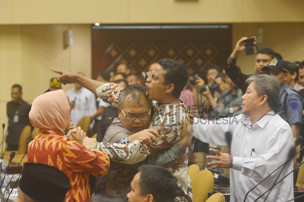  Anggota DPD asal Maluku Utara Basri Samarra (tengah) diamankan oleh sejumlah anggota DPD usai melakukan interupsi saat pembukaan sidang paripurna.