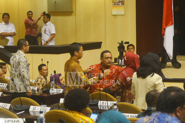 Wakil Ketua Komite I DPD Benny Rhamdani asal Sulawesi Utara (batik merah) melakukan interupsi saat pembukaan sidang paripurna.