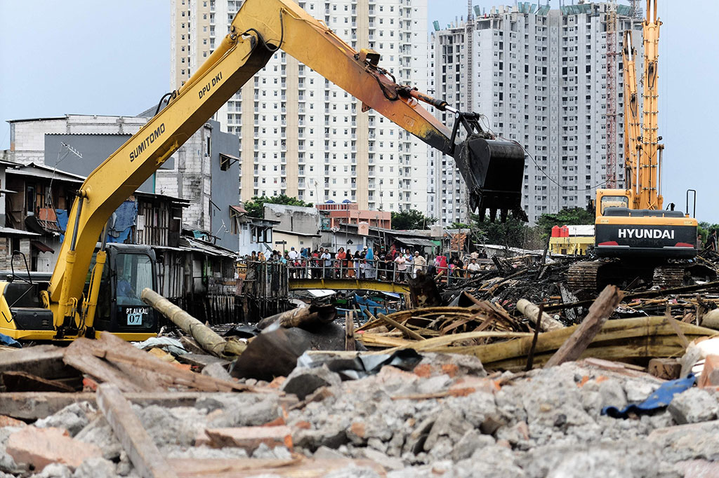 11 Alat Berat Bersihkan Puing Pembongkaran Luar Batang