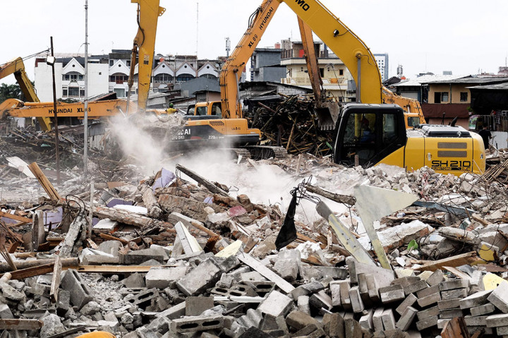 11 Alat Berat Bersihkan Puing Pembongkaran Luar Batang