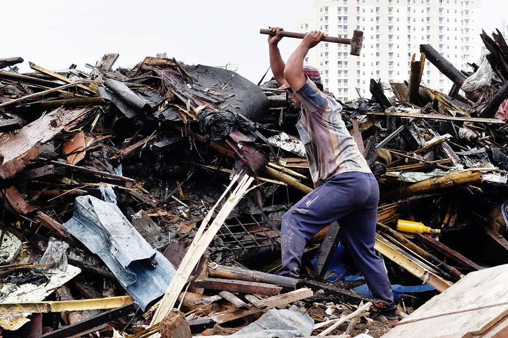 11 Alat Berat Bersihkan Puing Pembongkaran Luar Batang