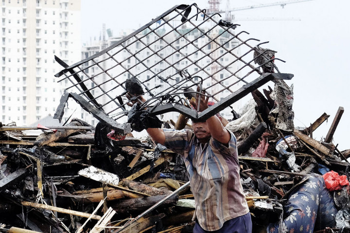 11 Alat Berat Bersihkan Puing Pembongkaran Luar Batang