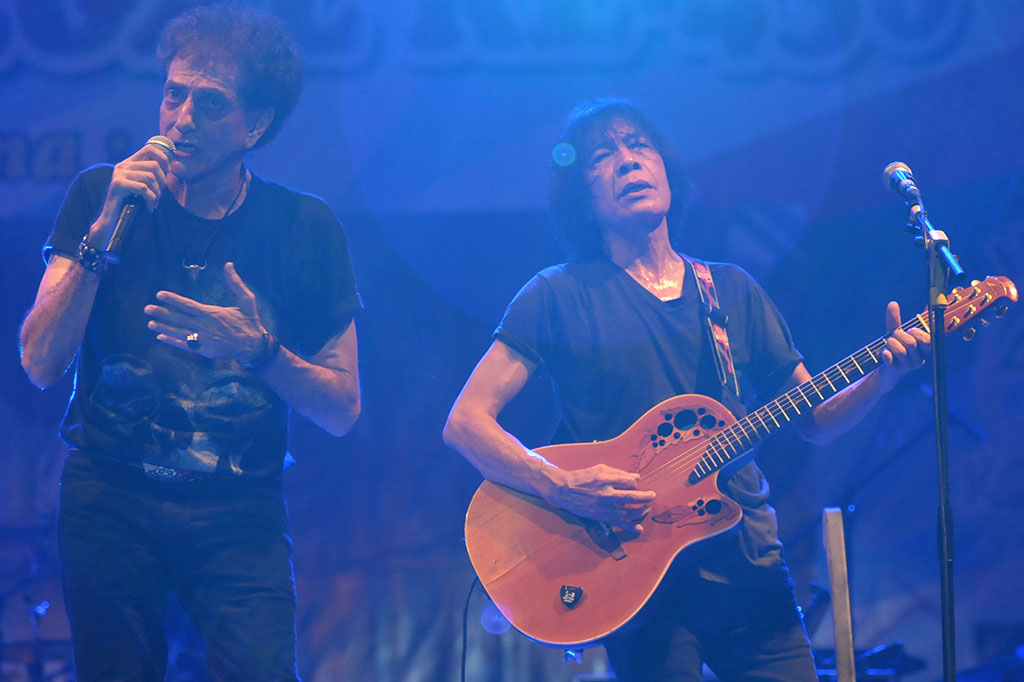 Ahmad Albar (kiri) dan gitaris Ian Antono (kanan) menyanyikan lagu 'Rumah Kita'. 