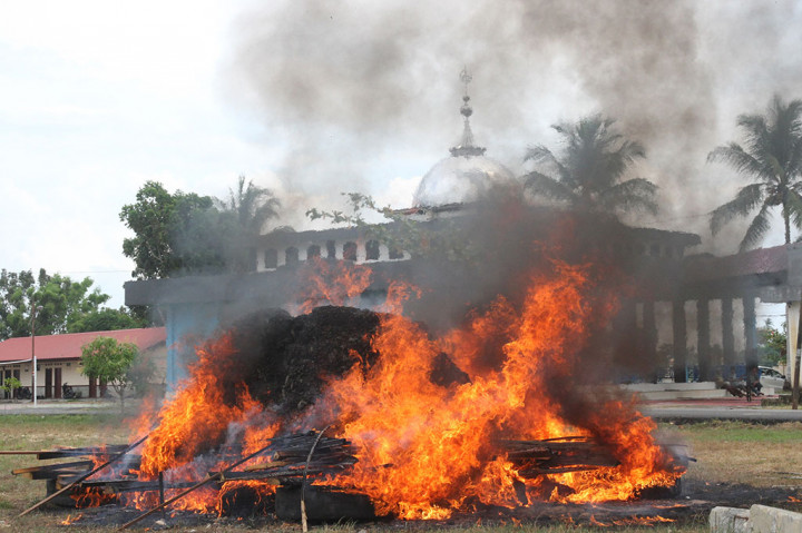 Polres Aceh Timur Musnahkan Empat Ton Bawang Merah Ilegal