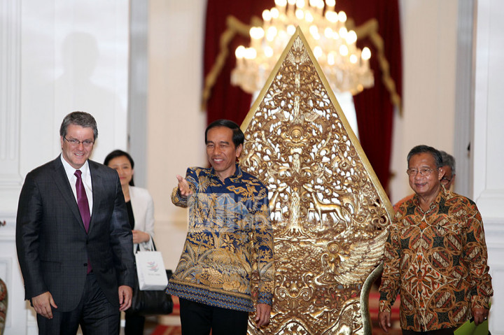 Presiden Joko Widodo mempersilahkan duduk Direktur Jenderal World Trade Organization (WTO) Roberto Azevedo (kiri). 